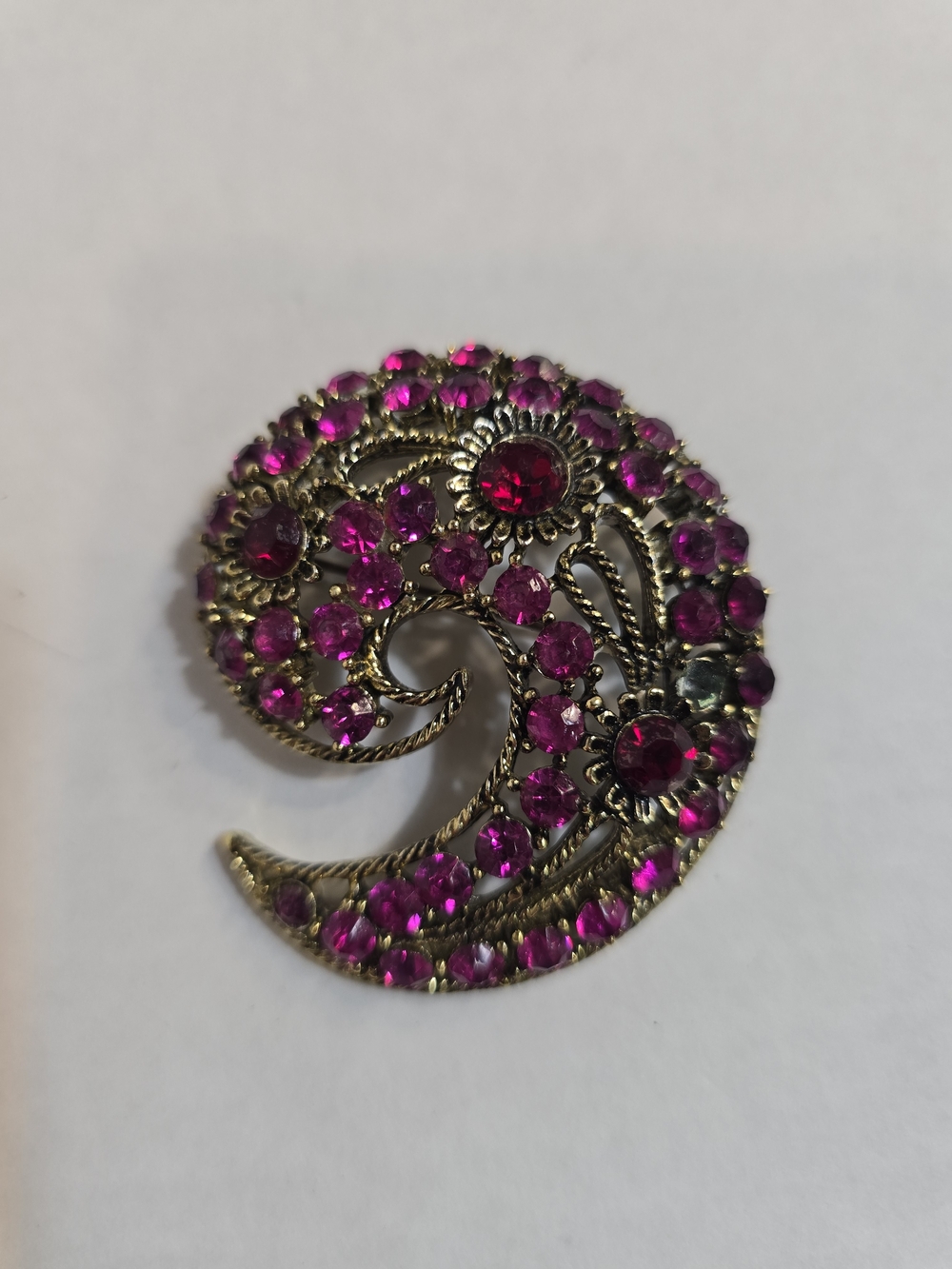 Gold-Tone Swirl Brooch with Vibrant Fuchsia Stones - Picture 2 of 3